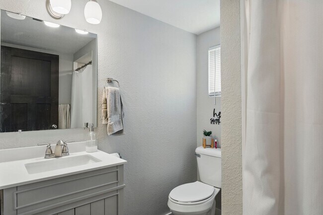 Building Photo - 927-933 Park Ave W