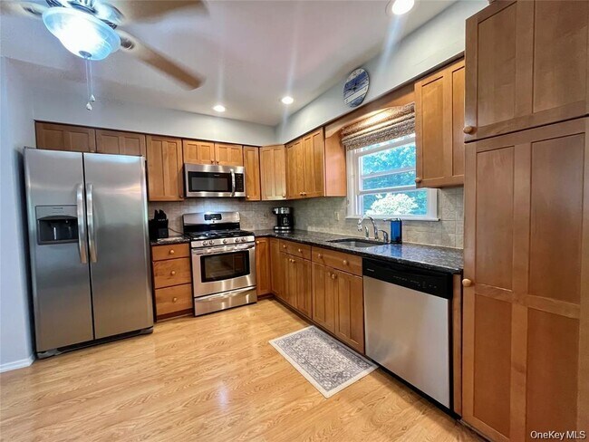 Building Photo - 33 Island View Ave