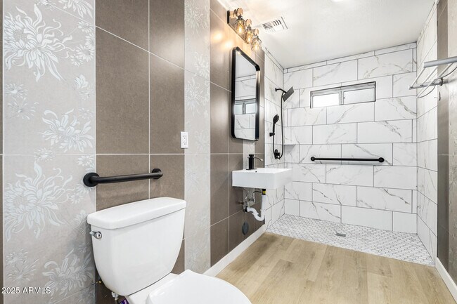 Building Photo - 1606 W Keim Dr