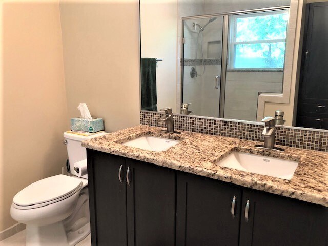Building Photo - Updated Broadmoor Home!!