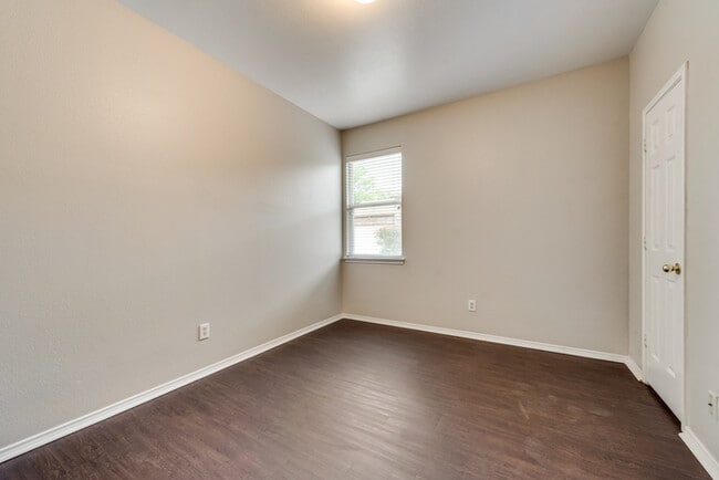 Building Photo - Great Location in Desoto!!