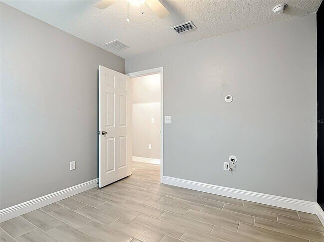 Building Photo - 3040 Lakes Crest Ave