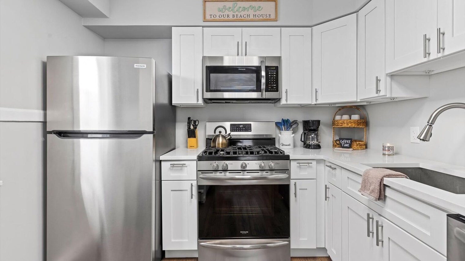 Building Photo - 228 N Dudley Ave