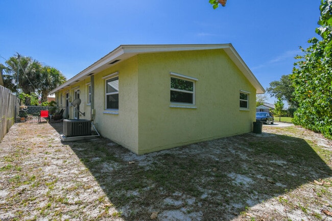 Building Photo - 8839 SE Hobe Ridge Ave