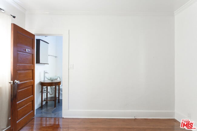 Building Photo - 547 Brooks Ave