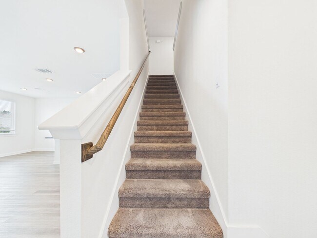 Building Photo - Great Townhouse with private yard