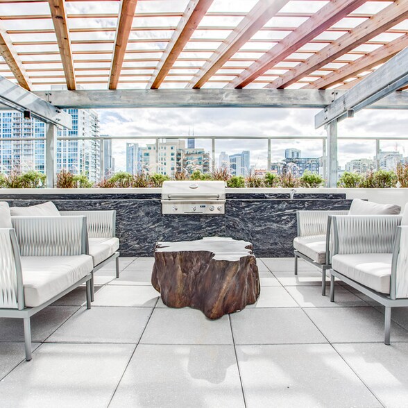 Building Photo - 247 W Chestnut St