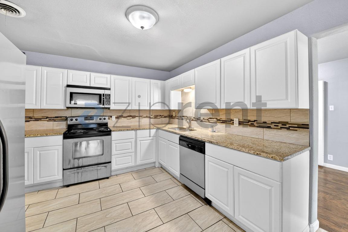 Building Photo - 2332 Grandview Dr