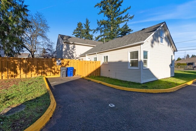 Building Photo - 4 Bed | 1 Bath with Modern Finishes in SE PDX