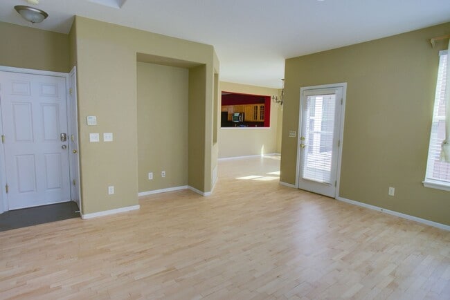 Building Photo - Spacious 4-Bedroom Home in Prime Littleton...