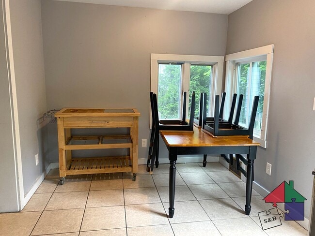 Building Photo - Spacious 8 Bedroom, 3 Bathroom Home for Re...