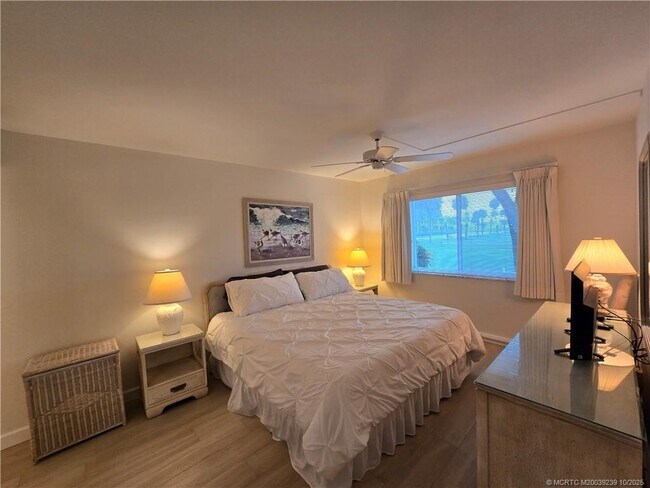 Building Photo - 484 NE Plantation Rd