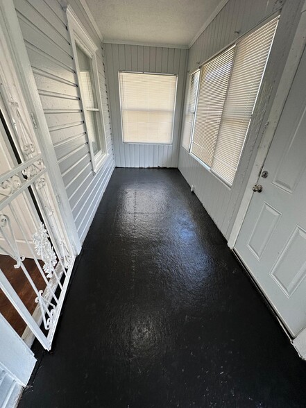 Building Photo - 1555 W 7th St