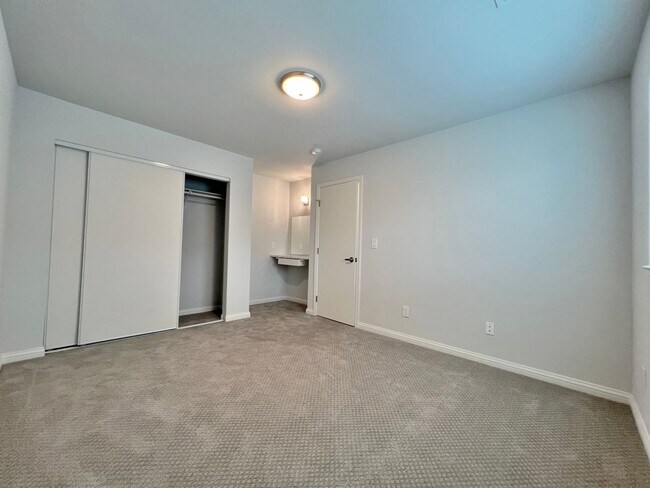Building Photo - 1612 Mendenhall Dr