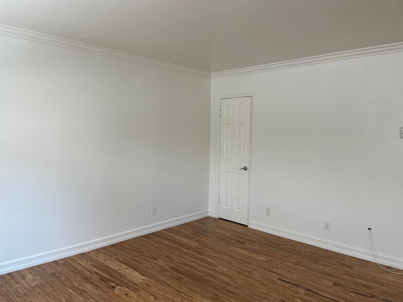 Building Photo - 1831 Barry Ave