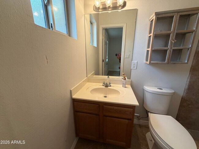 Building Photo - 1207 E Christy Dr
