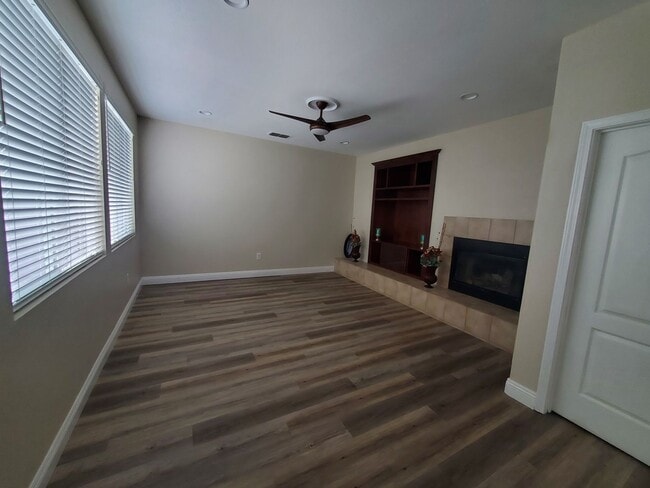 Building Photo - 4 Bedroom home in Elk Grove
