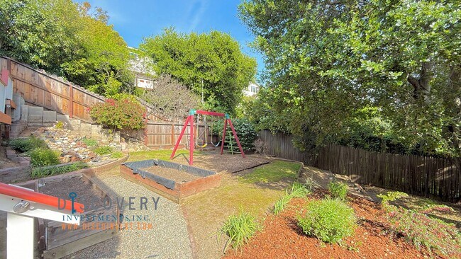 Building Photo - Attractive Mid-Century Modern Dimond Distr...