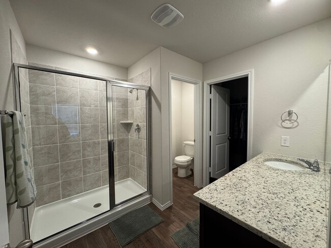 Building Photo - $300 OFF 1ST MONTH RENT IF YOU MOVE IN WIT...