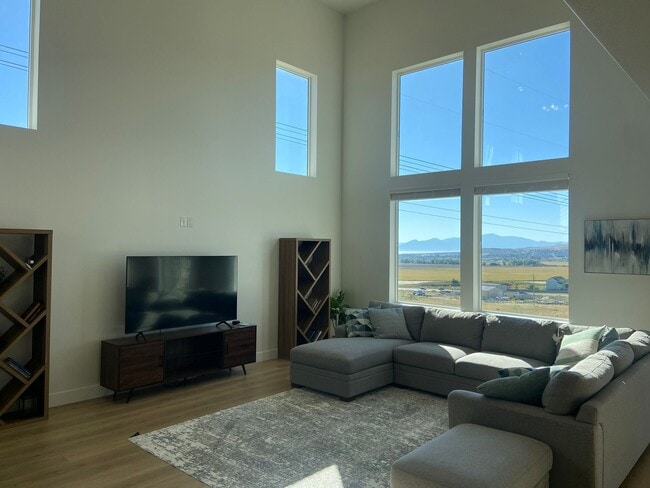 Building Photo - 1307 W Quailhill Rd