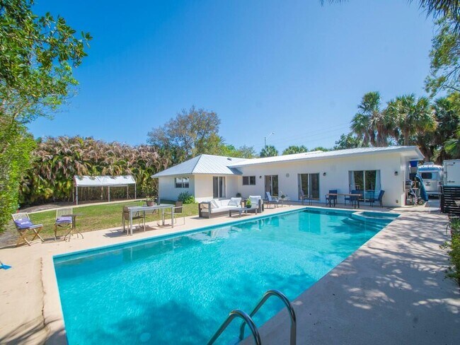 Building Photo - 527 E Causeway Blvd