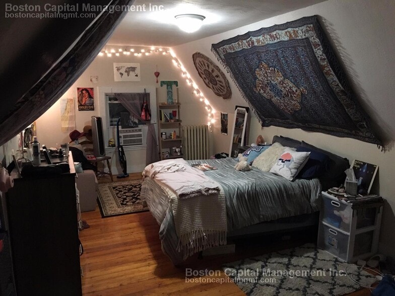 Building Photo - 76 Linden St