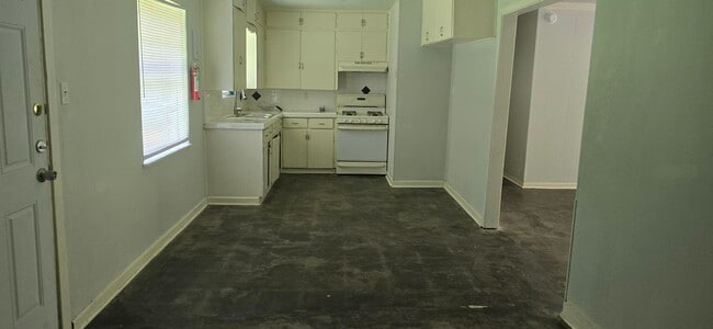 Building Photo - 301 Elbert Ln