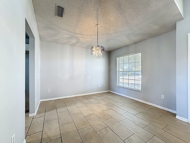 Building Photo - Spacious 4-Bedroom Retreat with 2 Baths in Brandon - 2103 Sq. Ft. of Comfort Awaits!