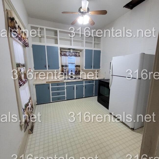 Building Photo - 3 bed 1 bath - $950 - Single Family Home