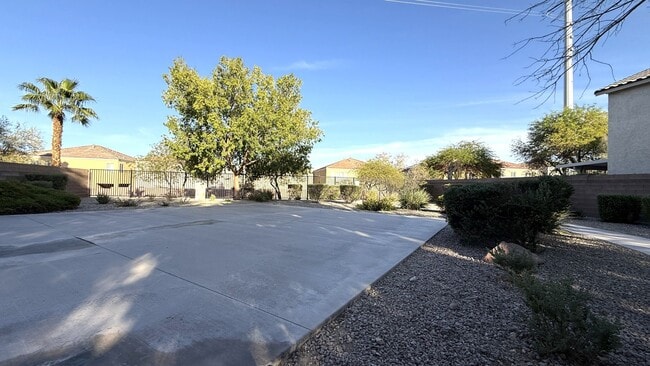 Building Photo - 10631 Streamside Ave