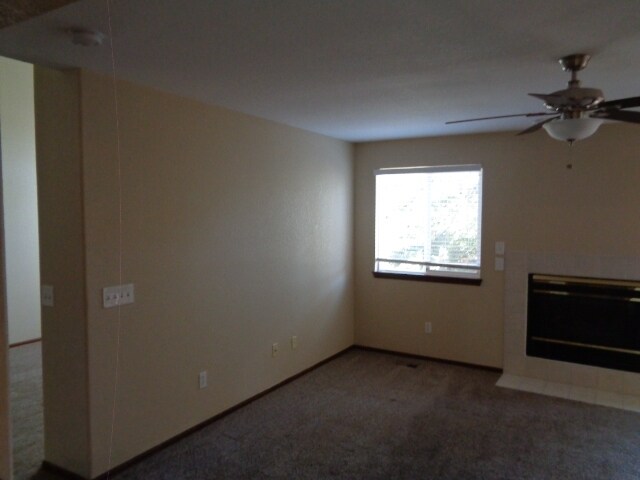 Building Photo - 2325 Hyacinth Rd