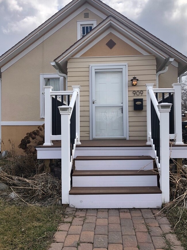 Building Photo - Beautiful 2 bedroom 2 bath stand- alone home