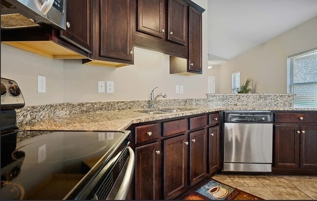 Building Photo - 2492 Bentridge Dr W