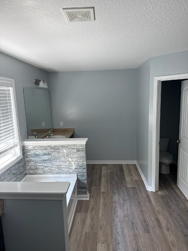 Building Photo - Large 5 bed home in excellent condition on...