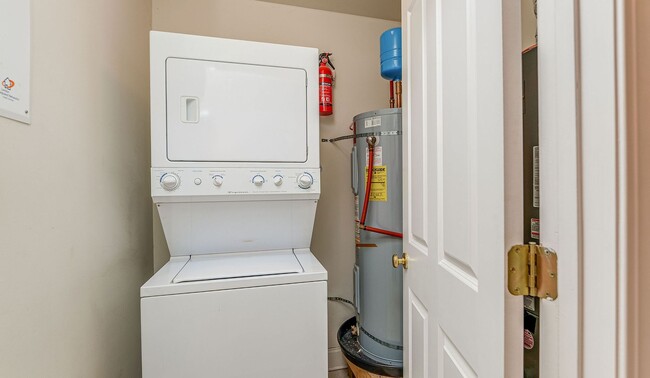 Building Photo - 2 Bedroom 2 Bath Condo in Indigo Hall at H...
