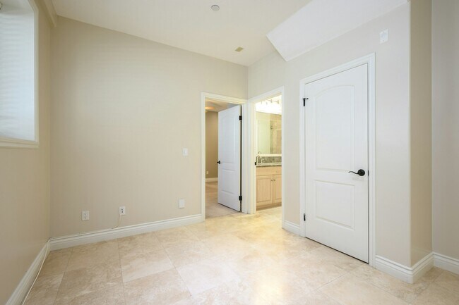 Building Photo - 217 S Irena Ave