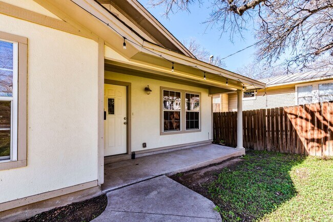 Building Photo - Charming 3 bedroom, 2 bathroom home in the heart of East Austin