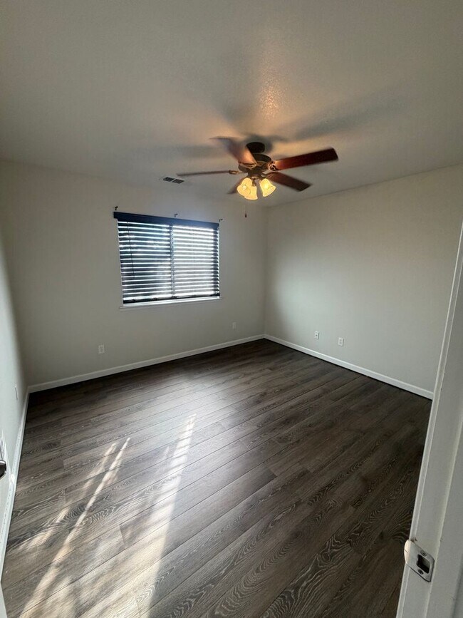 Building Photo - Charming 3 bedroom 2 bathroom home located in Lemoore