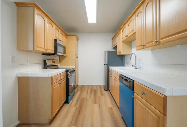 Building Photo - 1420 Hilltop Dr