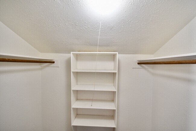 Building Photo - 4404 Basswood Ln