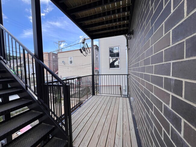 Building Photo - 226 W 24th St