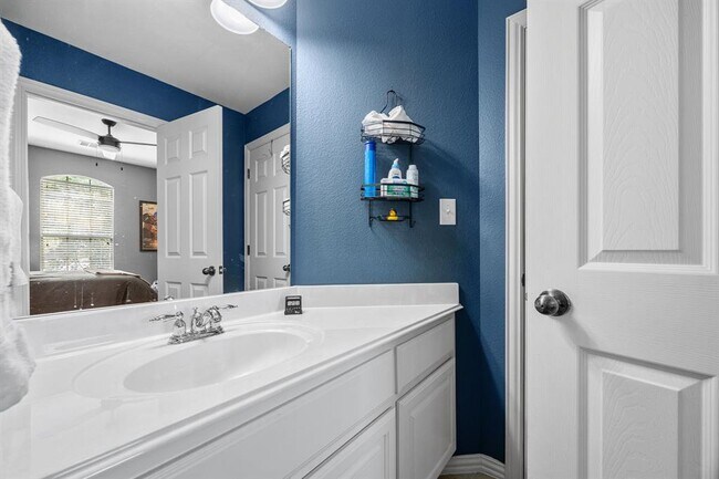 Building Photo - 128 Las Colinas Dr