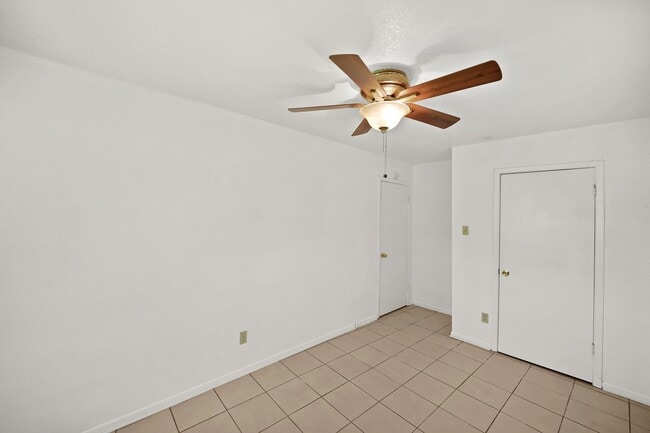 Building Photo - 6116 Octavia St