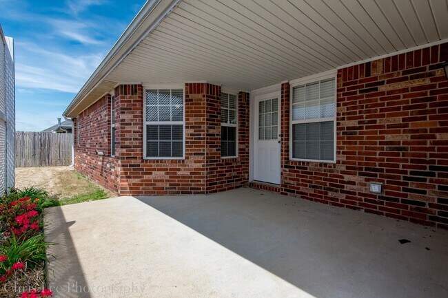 Building Photo - Large 3 Bedroom Home in Perfect Condition! Great Location!