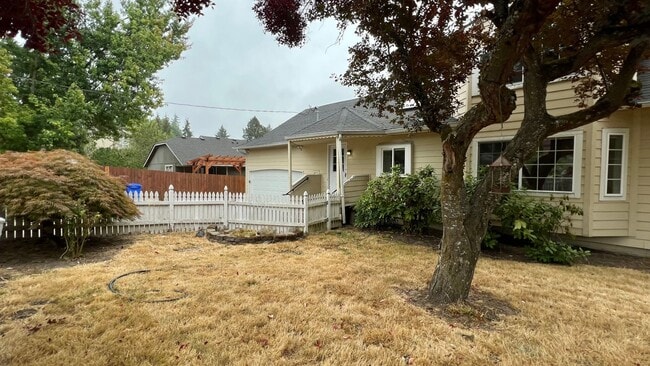 Building Photo - Outdoor Oasis: Charming 3 Bed 2 Bath House!