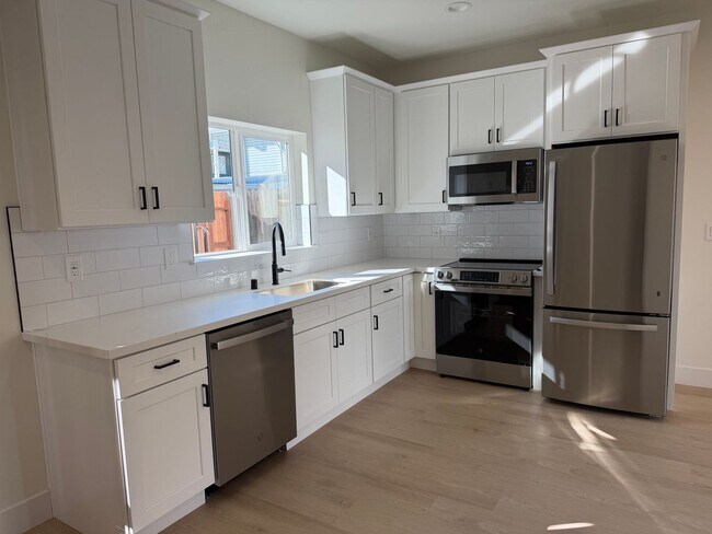 Building Photo - New 600 Sqft. 2 Bedroom 1 Bath Condo in Downtown Sacramento