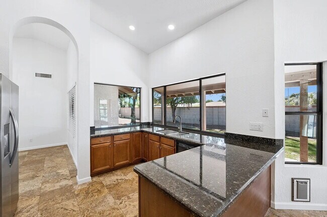 Building Photo - SPARKLING PRIVATE POOL, BEAUTIFUL HOME, UNBEATABLE LOCATION!