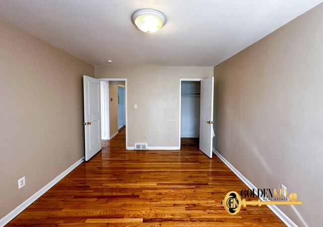 Building Photo - Newly Updated Spacious 2 bedroom Flat in R...