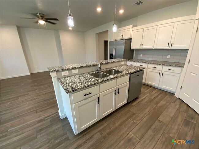 Building Photo - 1511 Fiddle Wood Wy
