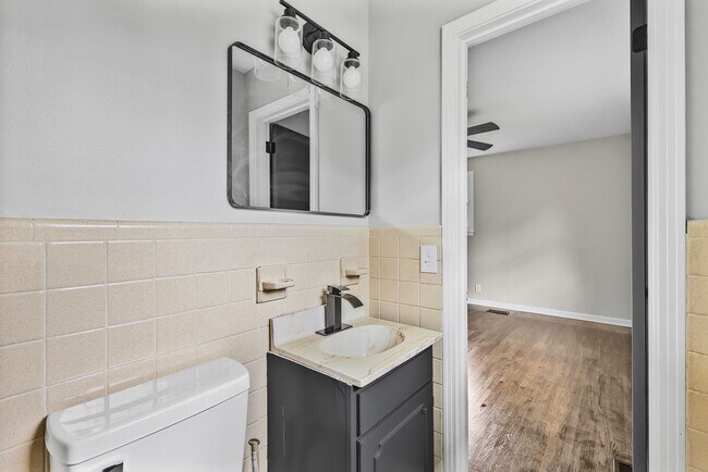 Building Photo - 3 Bedroom 2 Bath Home For Rent Near Downtown!